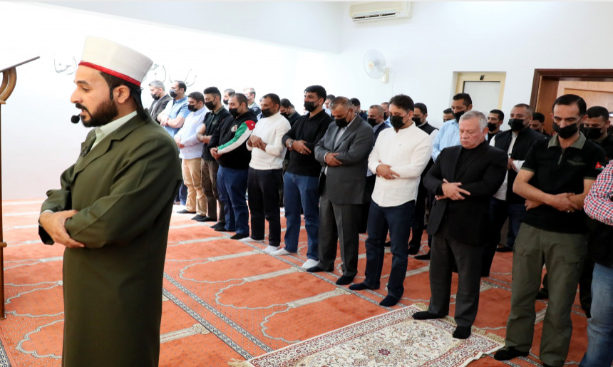 الملك يؤدي صلاة الجمعة في مسجد الحرس الملكي بالعقبة