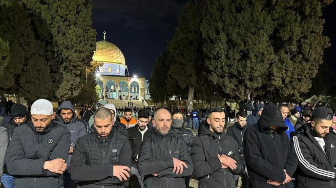 الآلاف يؤدون صلاتي العشاء والتراويح في المسجد الأقصى