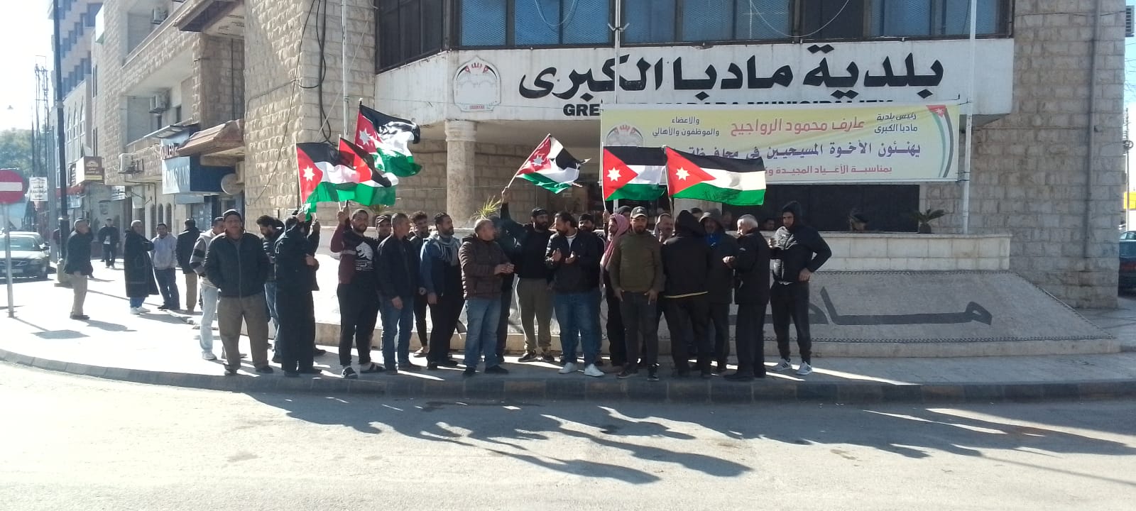 مادبا .. وقفة احتجاجية لأصحاب البسطات بسوق الجمعة - صور