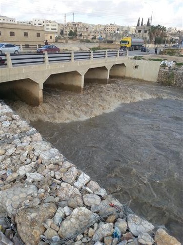 الأمن العام: العثور على جثتي طفلين ألقاهما والدهما في سيل الزرقاء