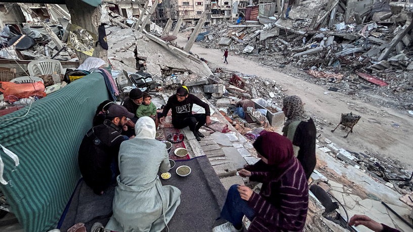 الغزيون يدخلون رفح وخان يونس ودير البلح رغم عدم وقف إطلاق النار