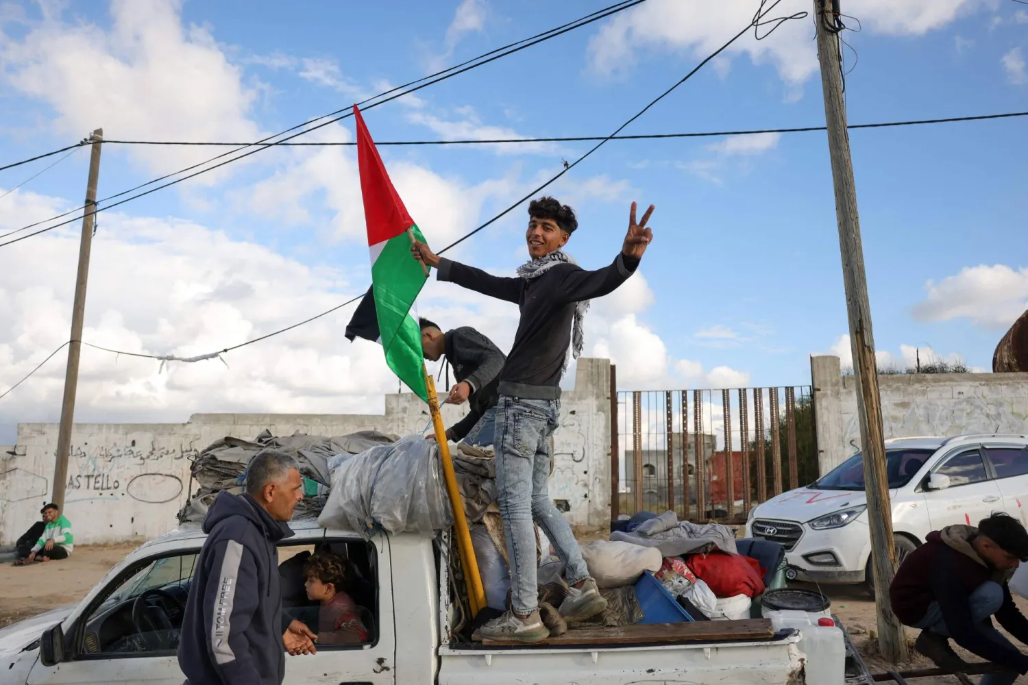 آلآف الفلسطينيين يحتشدون في شارعي (الرشيد وصلاح الدين) بانتظار العودة إلى شمالي القطاع