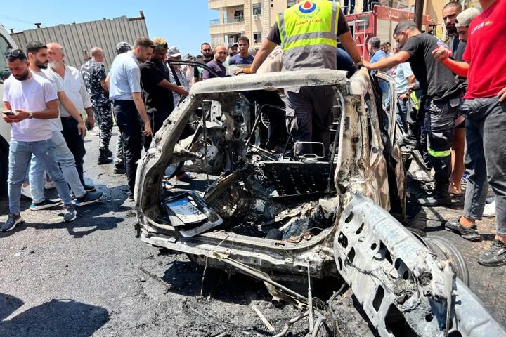 شهيد في قصف للعدو استهدف مركبة بمدينة صيدا اللبنانية