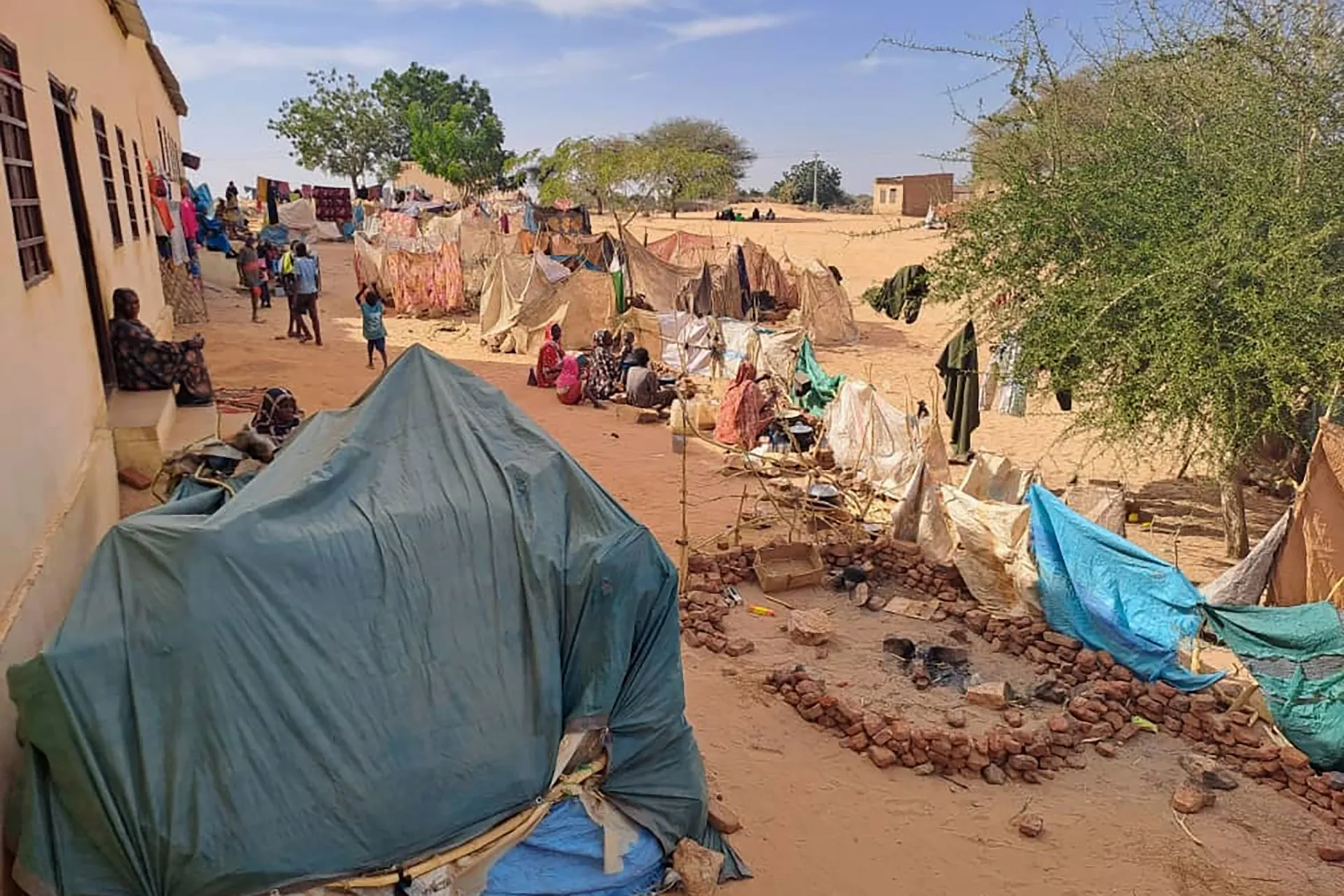 السودان.. مقتل أكثر من 100 شخص في هجوم لقوات الدعم السريع على مخيم زمزم