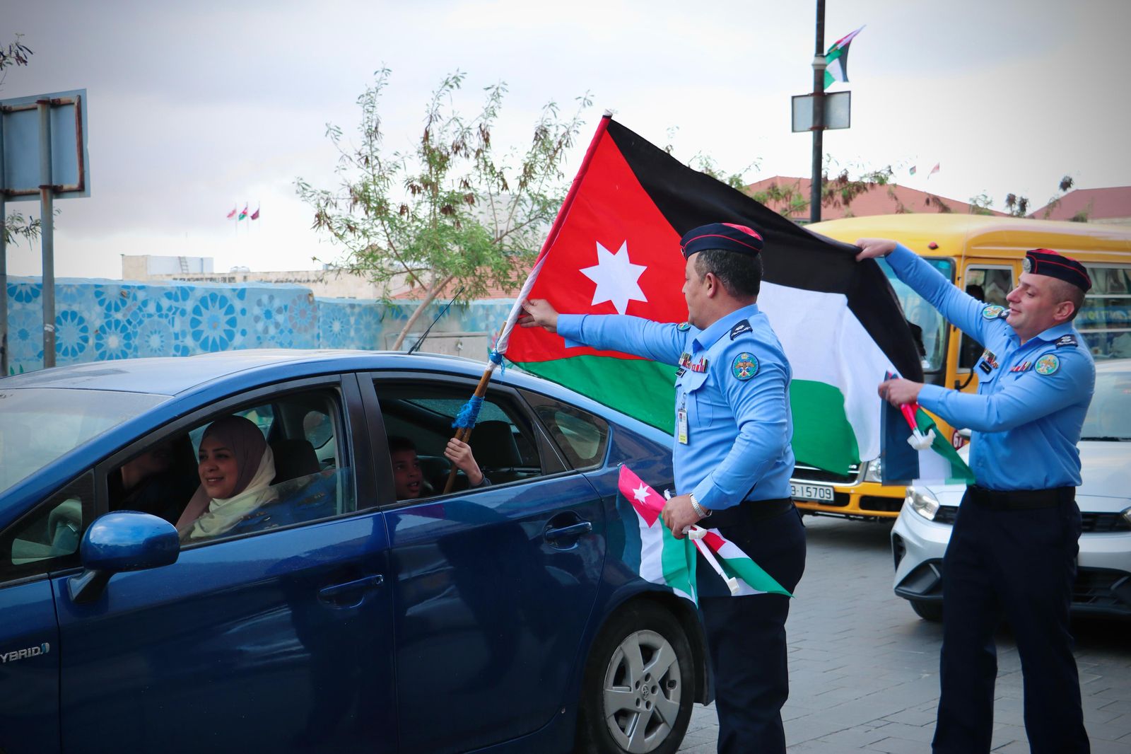 نشامى الأمن العام يوزعون الأعلام وينفذون فعاليات مجتمعية احتفاءً بيوم العلم الأردني
