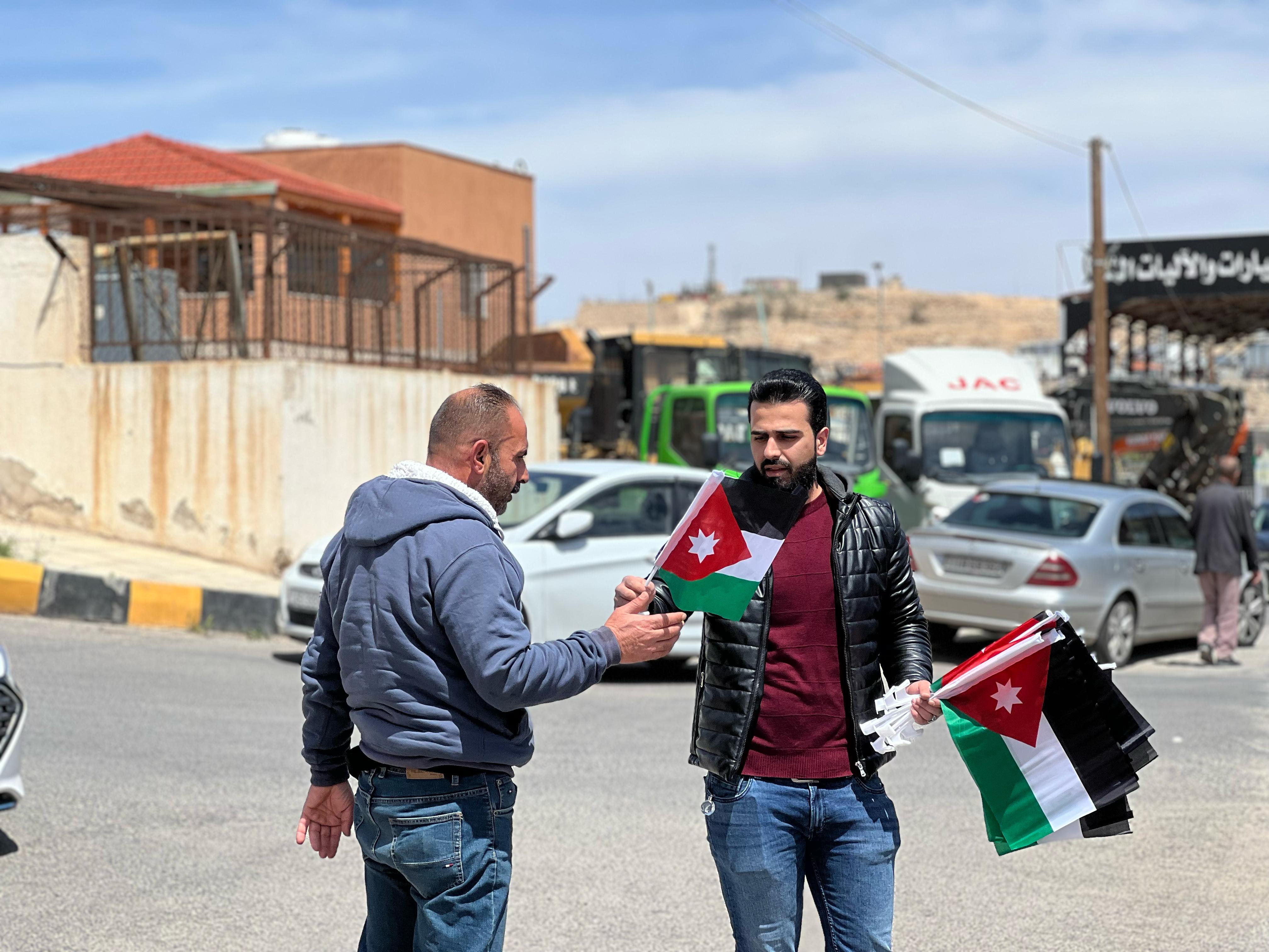 هيئة مستثمري المناطق الحرة توزع اكثر من 3 الاف علم احتفاءً بيوم العلم
