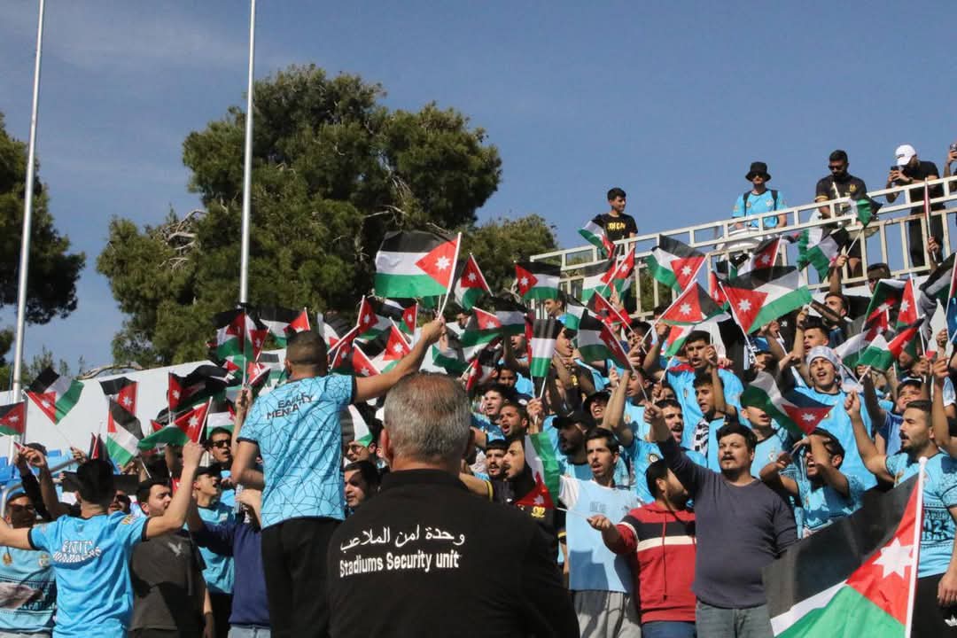 جماهير الفيصلي والرمثا تحتفي برفع العلم الأردني