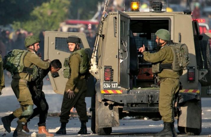 الاحتلال يحتجز العشرات ويحول ديواناً لمركز تحقيق ميداني في الظاهرية