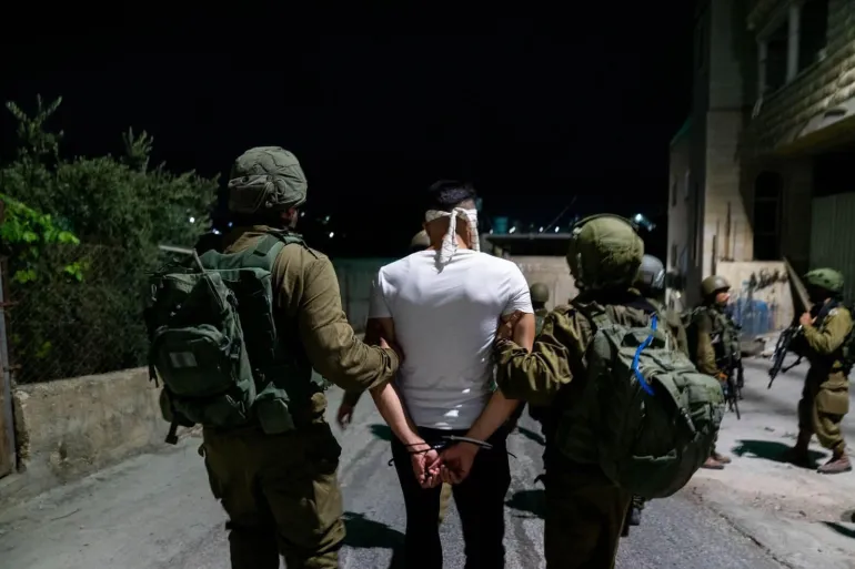 قوات خاصة للاحتلال تقتحم نابلس وتعتقل شابا وتصيب عددا من الفلسطينيين