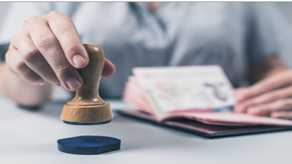 دخول قرار ترامب منع دخول مواطني 12 دولة إلى الولايات المتحدة حيز التنفيذ