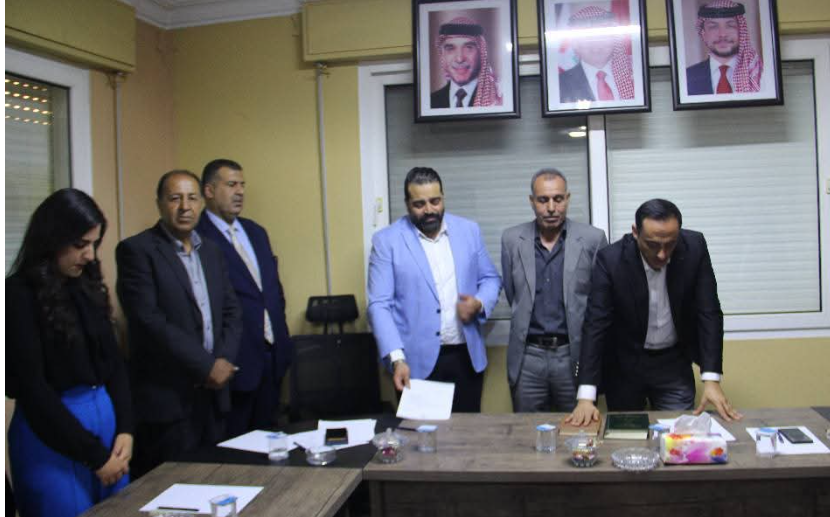 لجنة مجلس محافظة عجلون وأعضاء اللجنة يؤدون القسم القانوني