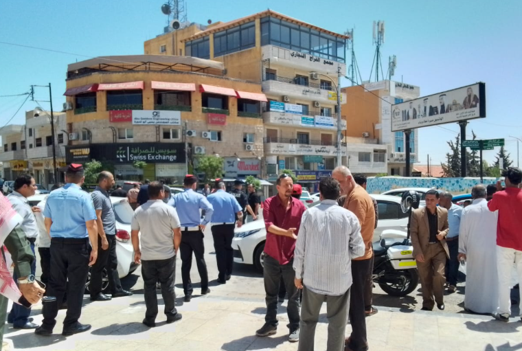 مادبا .. وقفة احتجاجية لسائقي سيارات سرفيس الفيصلية وحي الأزايدة أمام مبنى البلدية