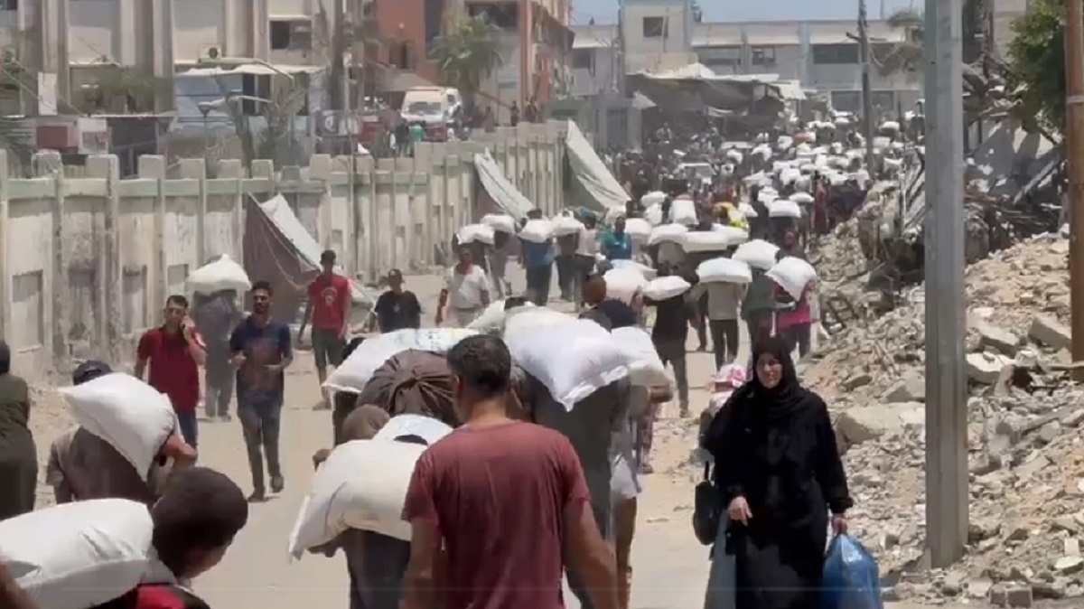 من أضخم الشحنات التي دخلت للقطاع .. الأردن يدخل كميات كبيرة من المواد الغذائية والطحين إلى غزة - فيديو