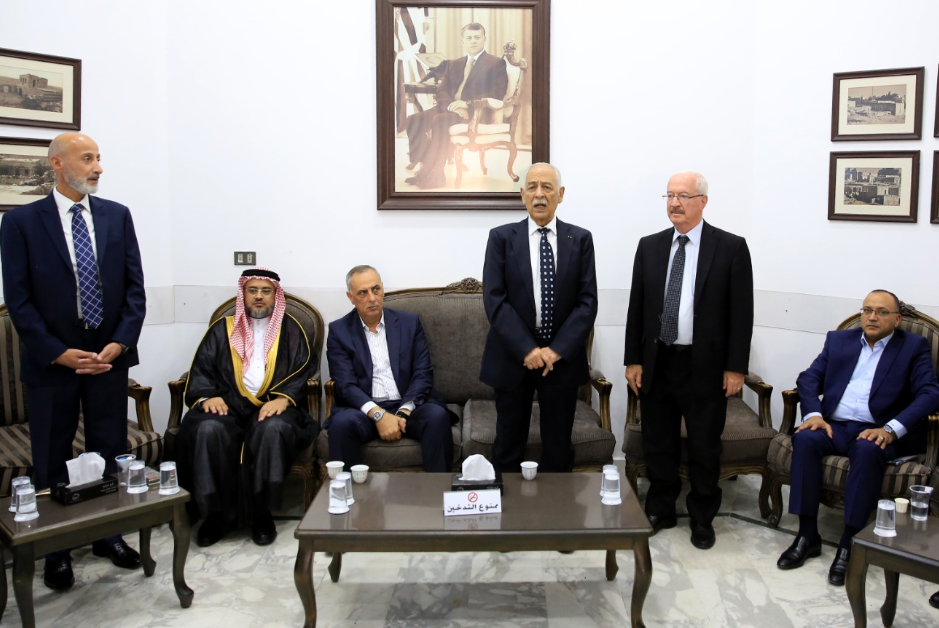 مندوبا عن الملك وولي العهد .. العيسوي يعزي آل سليمان