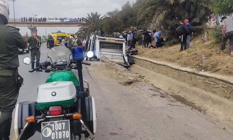 مصرع 18 شخصا غرقا في سقوط حافلة في العاصمة الجزائرية