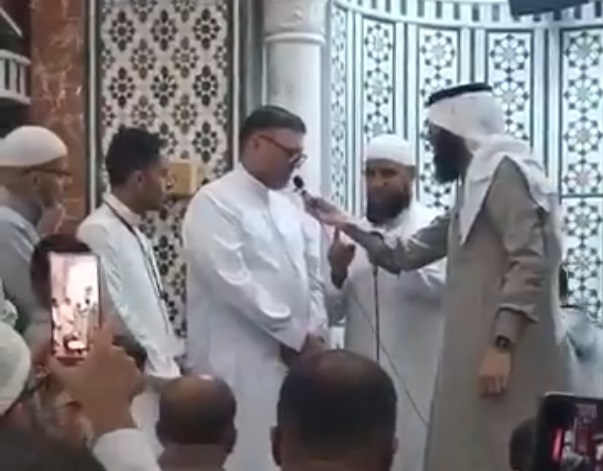 شاب أمريكي يعلن إسلامه في مسجد بسحاب (فيديو)
