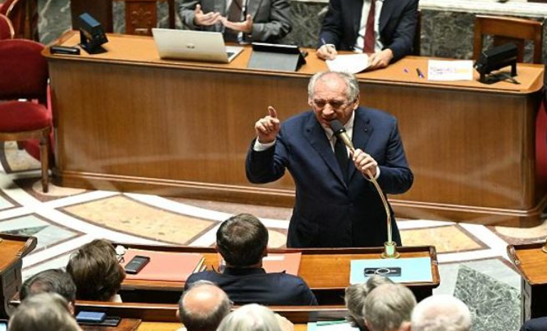 للمرة الأولى .. البرلمان الفرنسي يحجب الثقة عن الحكومة