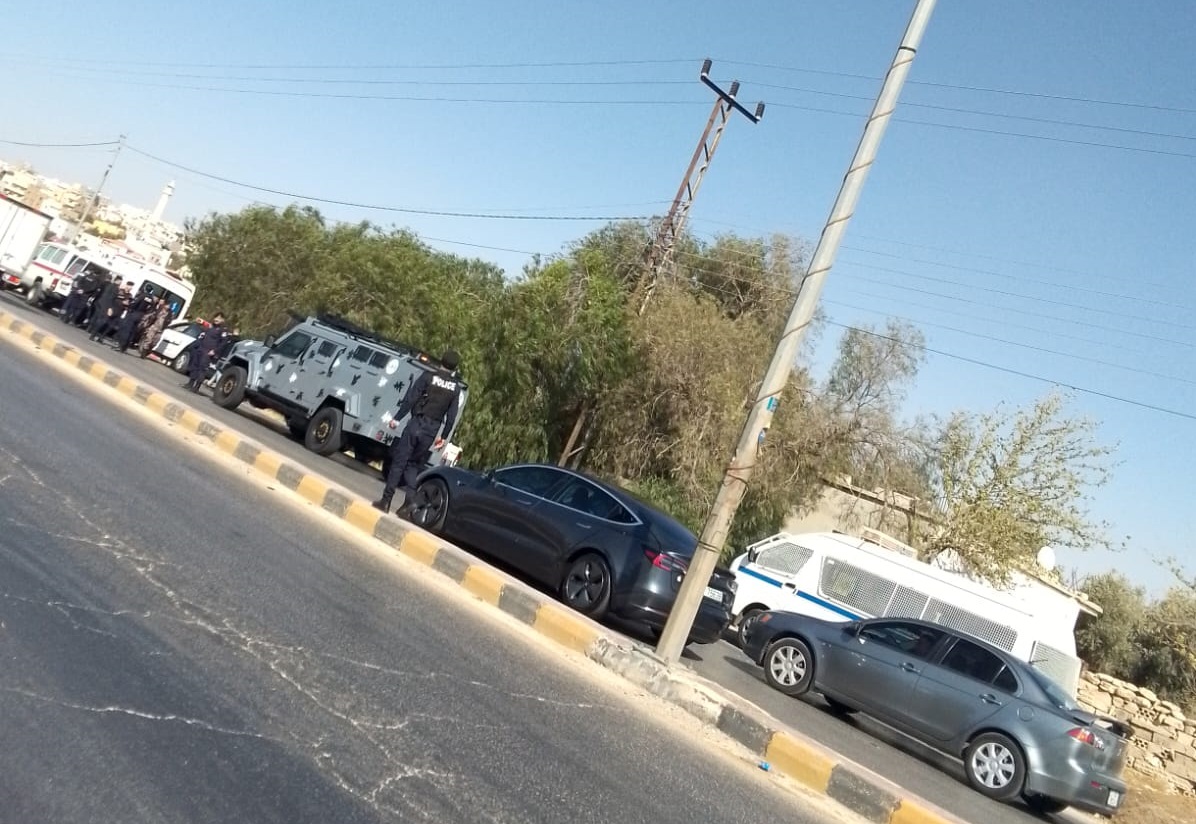العثور على جثة شاب مصاب بعيارات نارية في طريق مادبا 