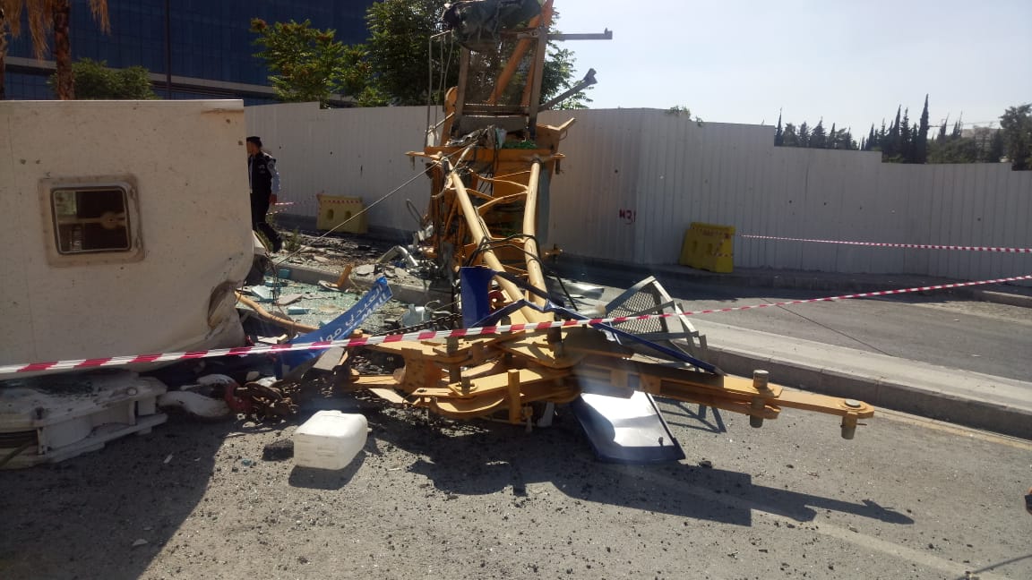 4 إصابات في سقوط رافعة في العبدلي.. فيديو ومصور