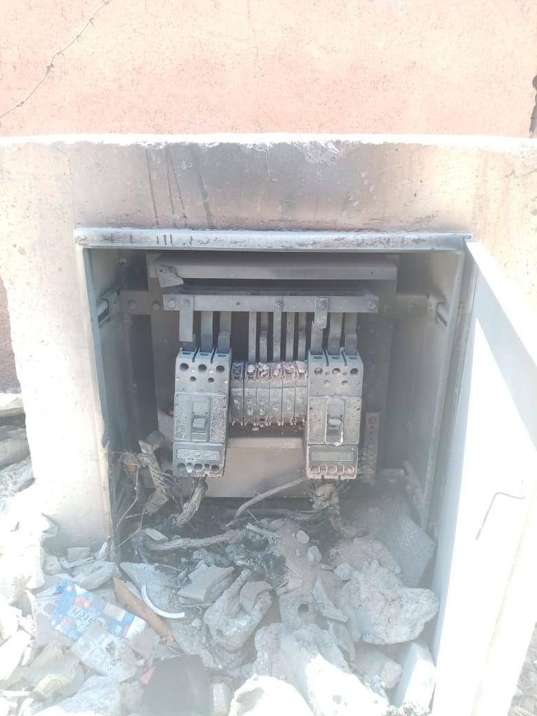 توزيع الكهرباء: العمل على اعادة التيار الكهربائي لقرية رم بعد احتراق المحول 