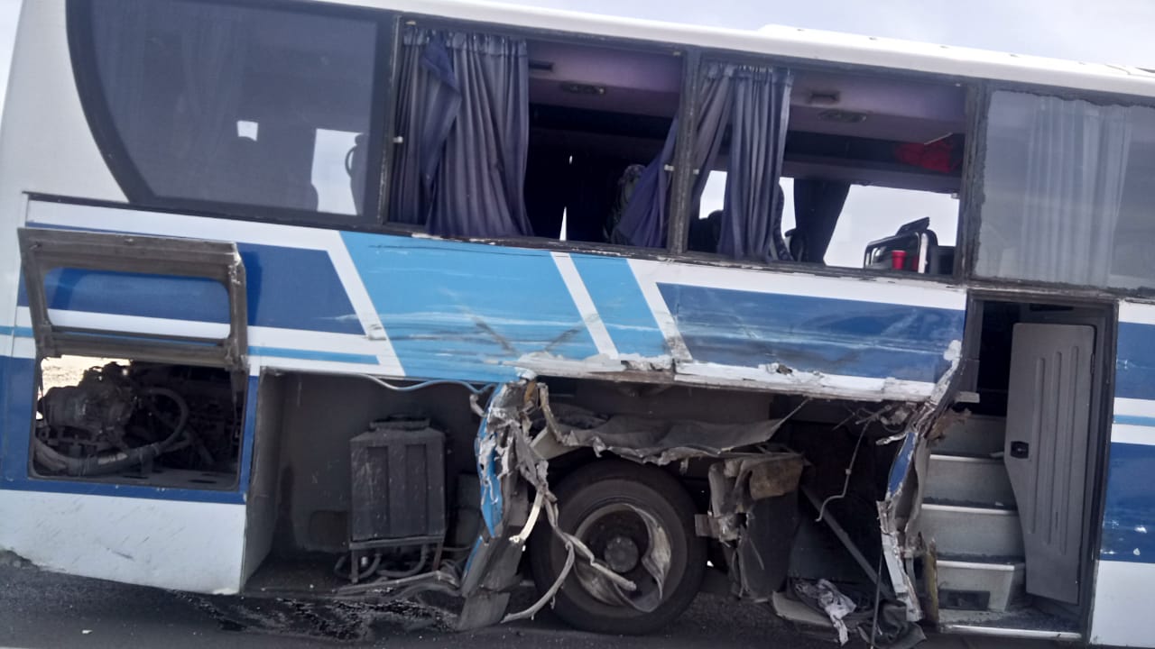  16 إصابة اثر حادث تصادم بين تريلا وحافلة على طريق معان العقبة.. مصور