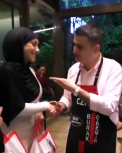 أشهر طباخ تركي بوراك يعرض الزواج على شابة جزائرية - فيديو
