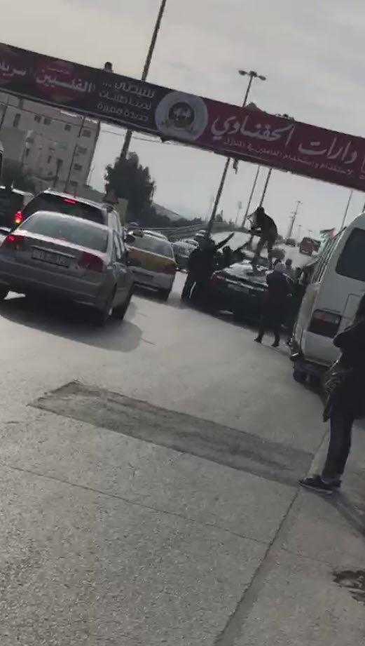  عمان : مشاجرة بين سائق احدى الحافلات و كنتروله مع مواطن.. فيديو