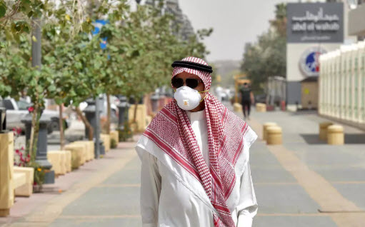 السعودية.. اعتقال شخصين شربا سائل تعقيم بدعوى الوقاية من كورونا