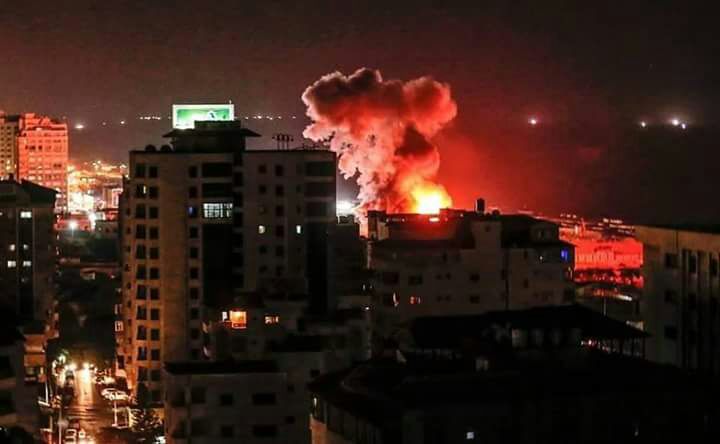 ثلاثة شهداء وسبع إصابات والطيران الصهيوني يواصل قصفه لقطاع غزة.. مصور