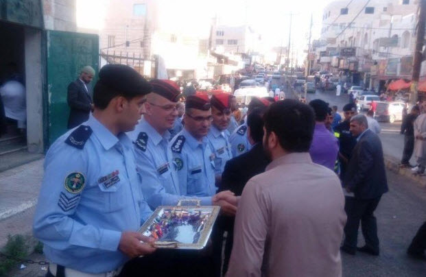 "الأمن العام" يوزع الحلوى على المواطنين بمناسبة عيد الفطر .. مصور