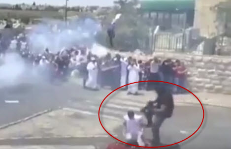 جندي صهيوني يركل مُصلٍّ في القدس.. فيديو