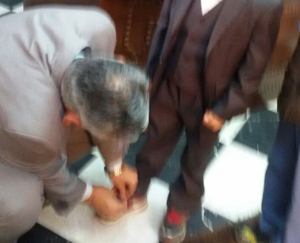 مدير تربية السلط يربط حذاء طفل من حفظة القرآن الكريم
