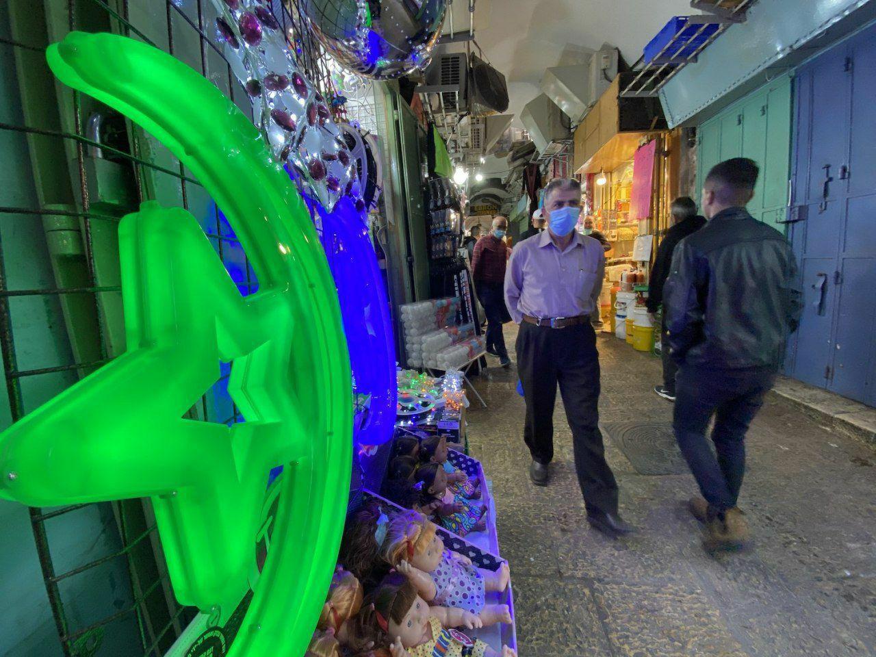 الأجواء الرمضانية عند باب العامود في مدينة القدس - تصوير: عفيف عميرة