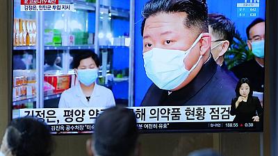 الزعيم الكوري يزور الصيدليات وينتقد مسؤولي الصحة لاستجابتهم "الفاشلة" في احتواء كوفيد