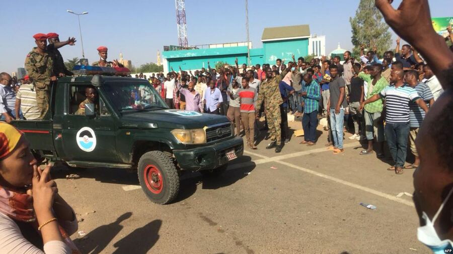 قوات الأمن السودانية تشتبك مع متظاهرين بعد مقتل محتجين