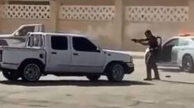 السعودية.. رجل أمن يشهر مسدسه لإيقاف "مفحّط"
