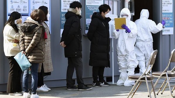 كوريا الجنوبية تشدد إجراءات الدخول وسط ارتفاع حالات كورونا