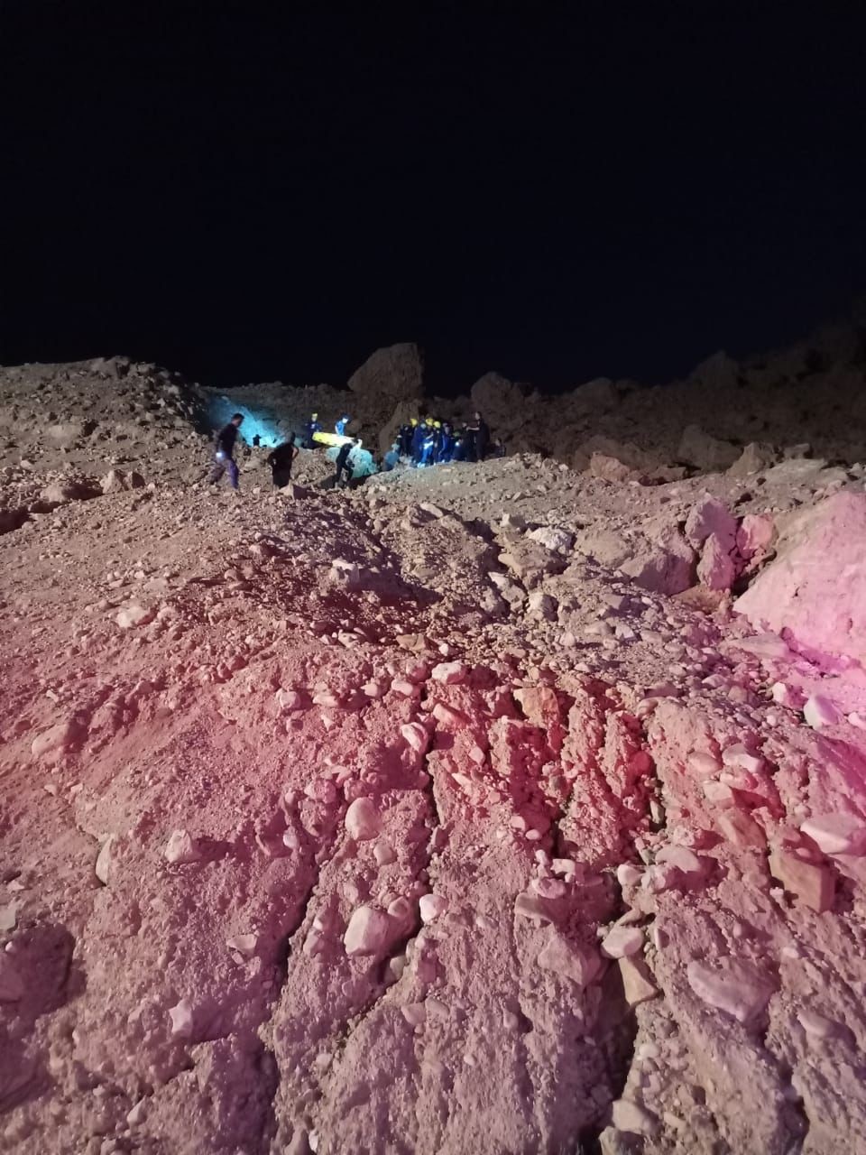 إنقاذ فتاة سقطت عن مقطع صخري في البحر الميت