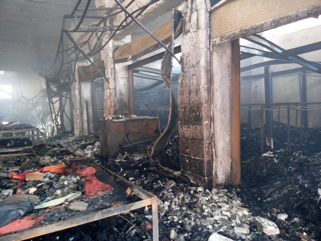السيطرة على حريق اندلع في سوق البالة باربد.. ولا اصابات