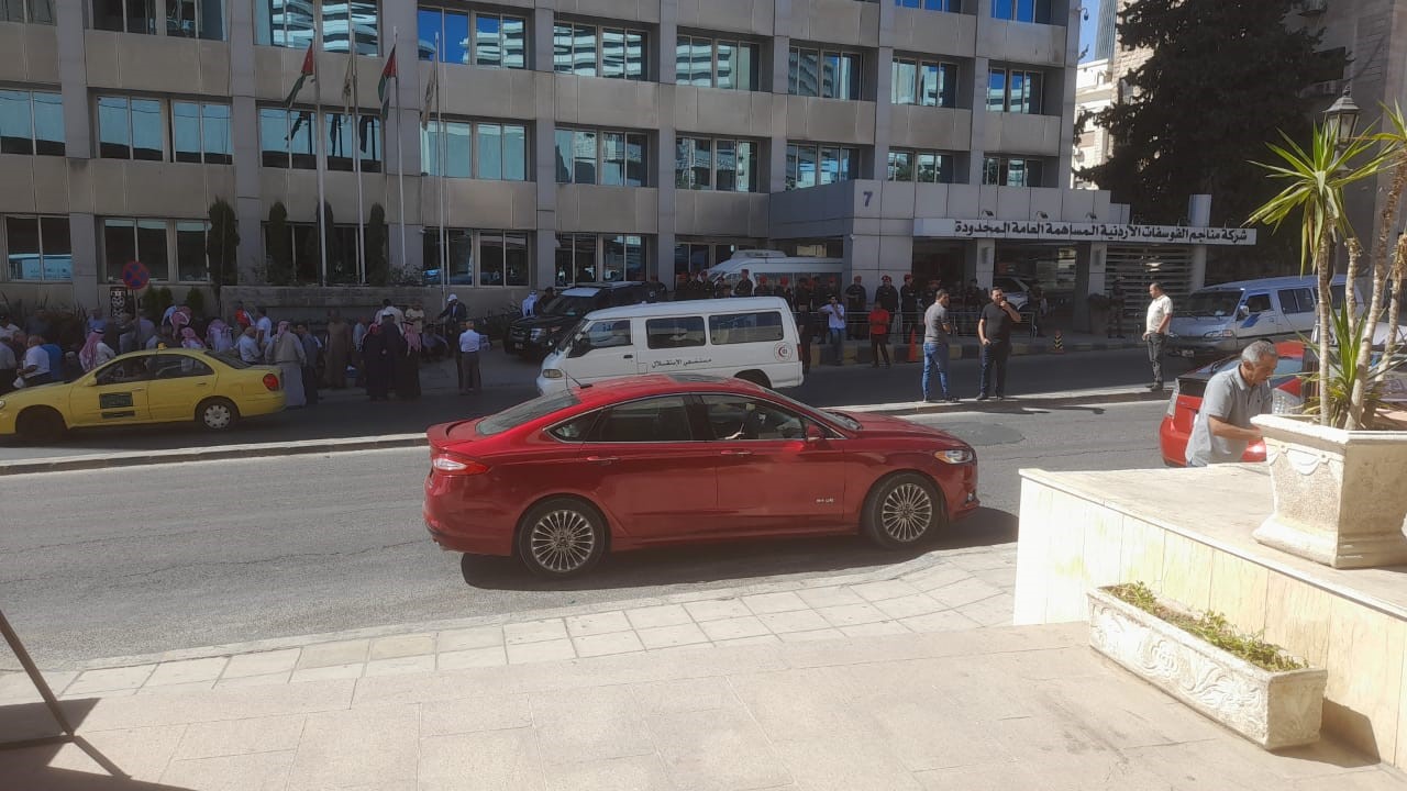 متقاعدو الفوسفات يعتصمون أمام مقر الشركة في عمّان - فيديو