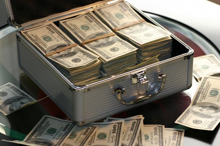لبناني يسترد 12 ألف دولار تقريبا من مدخراته المجمدة في أحد البنوك
