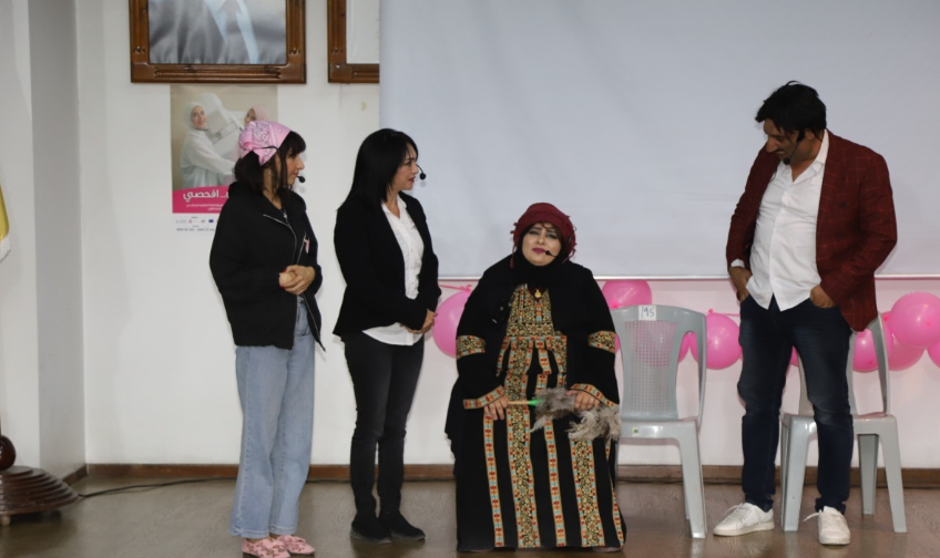 عرض مسرحي حول أهمية الكشف المبكر عن سرطان الثدي في مستشفى الجامعة الأردنية