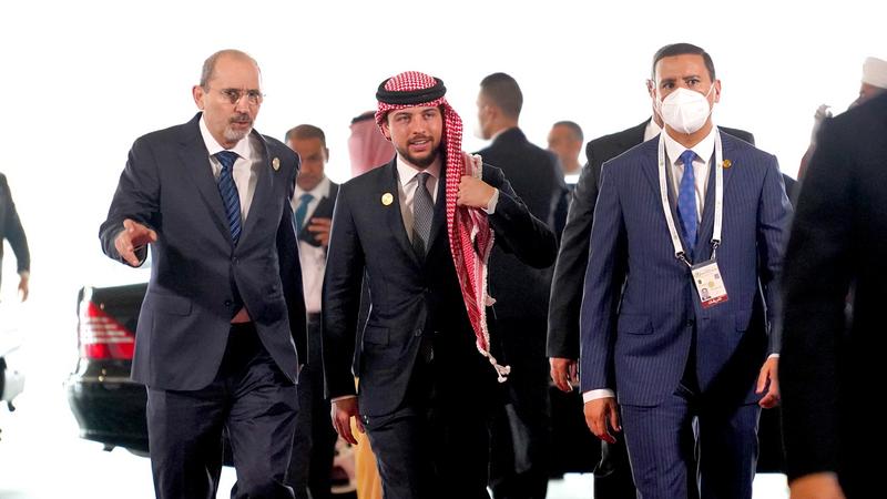 ولي العهد يصل مقر انعقاد القمة العربية في الجزائر