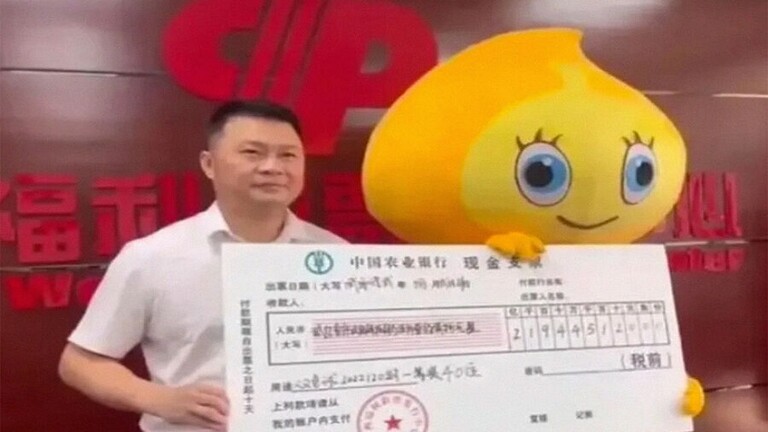 مواطن صيني يخفي عن عائلته ربحه 30 مليون دولار في اليانصيب لسبب "حكيم"