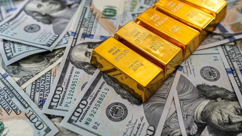 الذهب يتراجع مع استعادة الدولار قوته