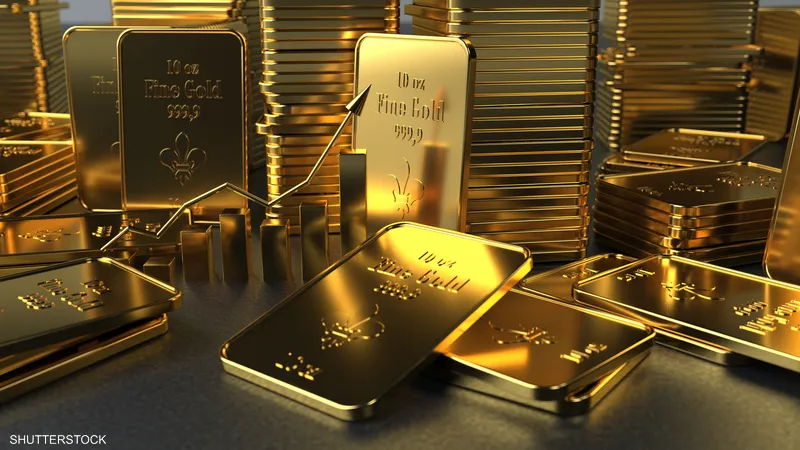 أونصة الذهب فوق 1700 دولار.. الدولار والسندات يوقفان المكاسب