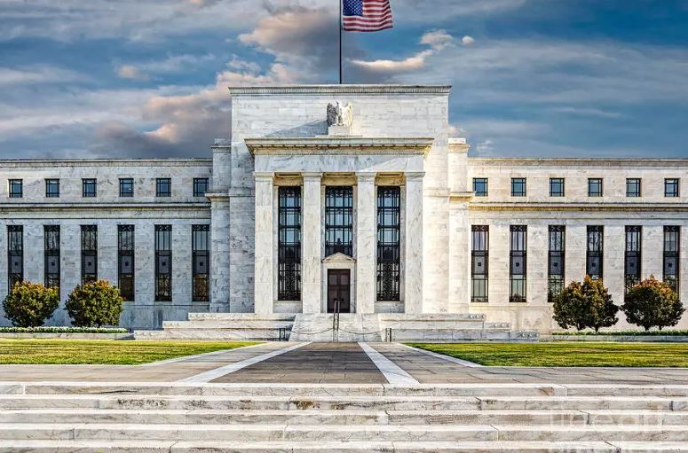 الفيدرالي الأميركي يلمح إلى تخفيض وتيرة رفع أسعار الفائدة