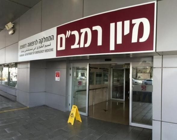 مستشفى (إسرائيلي) يفصل طبيباً فلسطينياً لتقديمه حلوى لطفل أسير