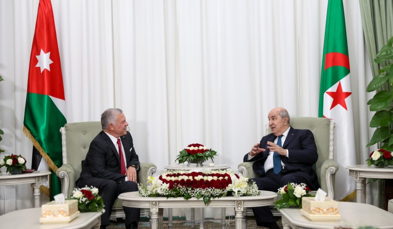الملك والرئيس الجزائري يشهدان توقيع اتفاق وثلاث مذكرات تفاهم وبرنامج تعاون بين الطرفين