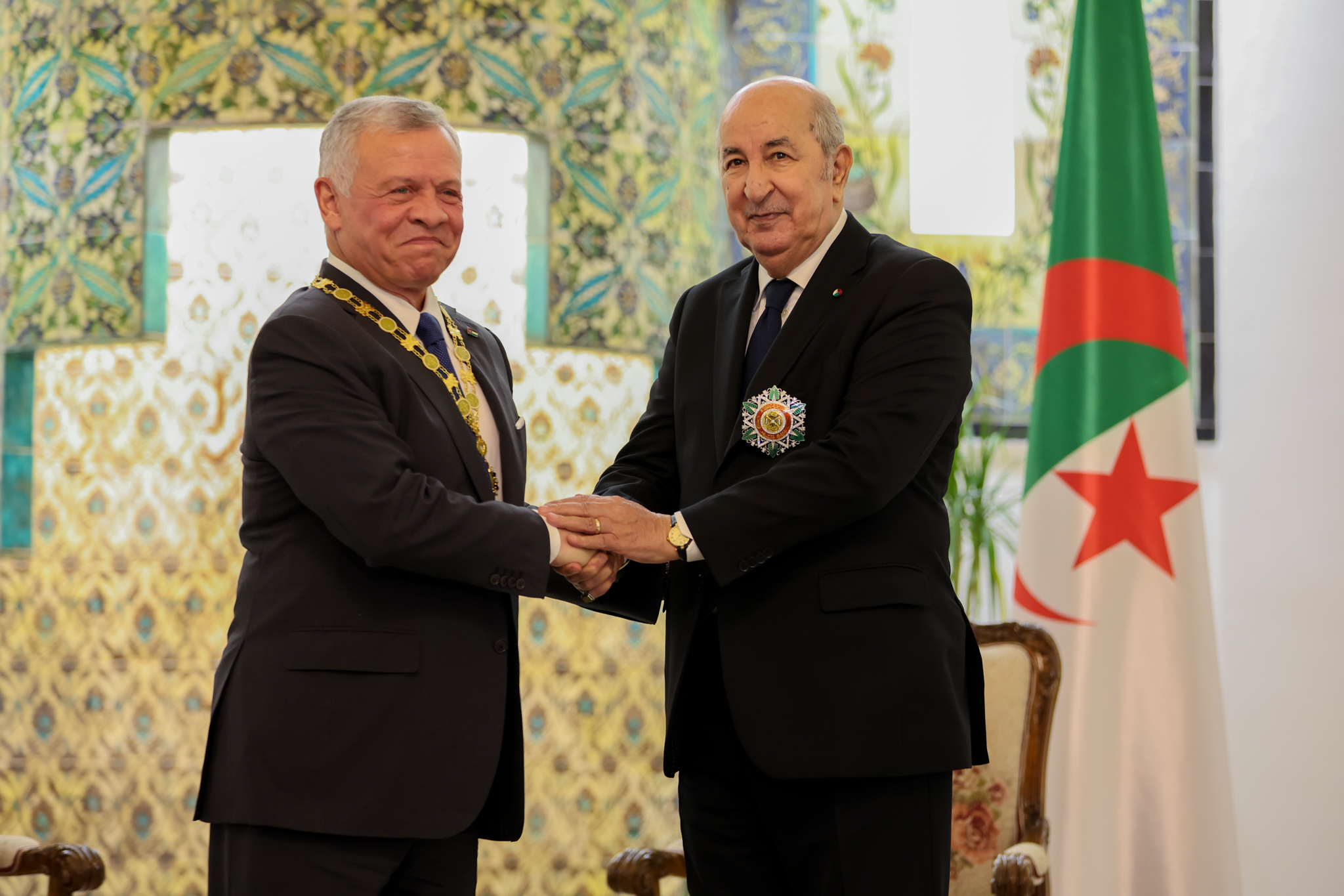 الملك والرئيس الجزائري يتبادلان وسامين رفيعين.. فيديو